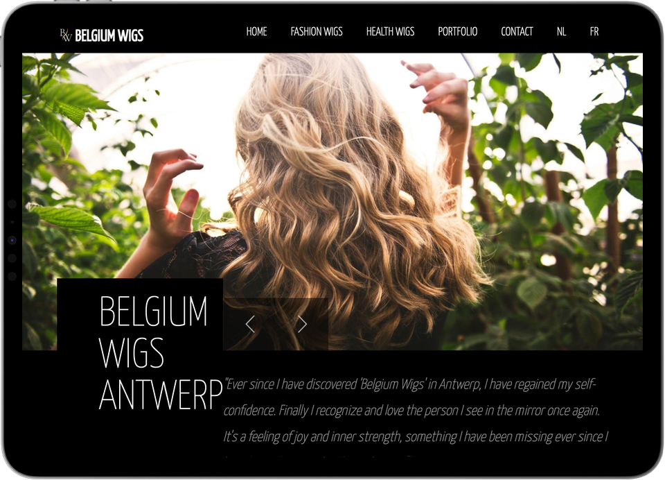 Zwarte website met een mooie blonde vrouw op de voorgrond.